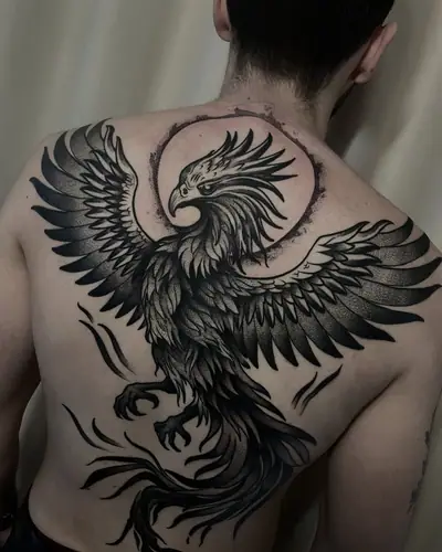 Έργο της Leah: φοίνικας σε blackwork στην πλάτη