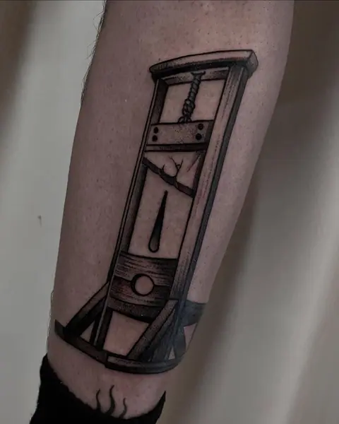 Έργο της Leah: γκιλοτίνα σε blackwork σε κνήμη